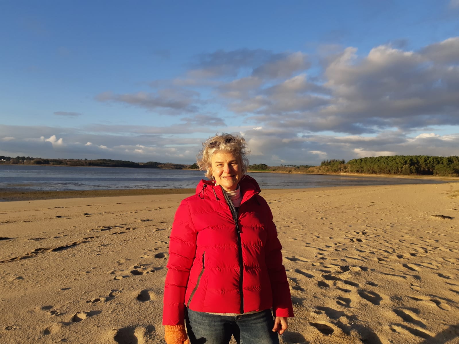 Christel en Bretagne, face à la baie